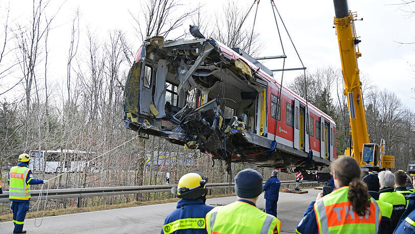 Aufwendige Bergung: Mit einem Kran muss dieser rund 21 Tonnen schweren Triebwagen abtransportiert werden. Aufwendige Bergung: Mit einem Kran muss dieser rund 21 Tonnen schweren Triebwagen abtransportiert werden.