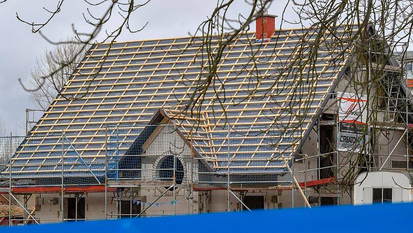 Der Traum vom Eigenheim - gerade im teuren Bayern bleibt er f&uuml;r viele Menschen unerschwinglich. Das wollen die Gr&uuml;nen nun &auml;ndern. (Illustration)