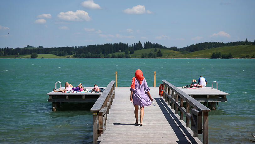 Badeg&auml;ste genie&szlig;en die fr&uuml;hsommerliche Hitze am Forggensee.