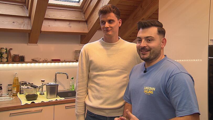 Joshua (rechts) bekommt seelischen Rückhalt von seinem Freund Manuel. Joshua (rechts) bekommt seelischen Rückhalt von seinem Freund Manuel.