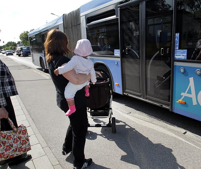Melanie M. mit Tochter Lisa und Kinderwagen: Kommt sie rein? Foto: Petra Schramek