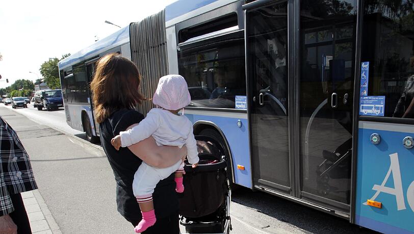 Melanie M. mit Tochter Lisa und Kinderwagen: Kommt sie rein? Foto: Petra Schramek Melanie M. mit Tochter Lisa und Kinderwagen: Kommt sie rein? Foto: Petra Schramek