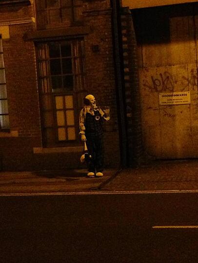 Einige der Passanten machten Fotos, die der Clown auf seiner eigenen Facebook-Seite veröffentlicht.