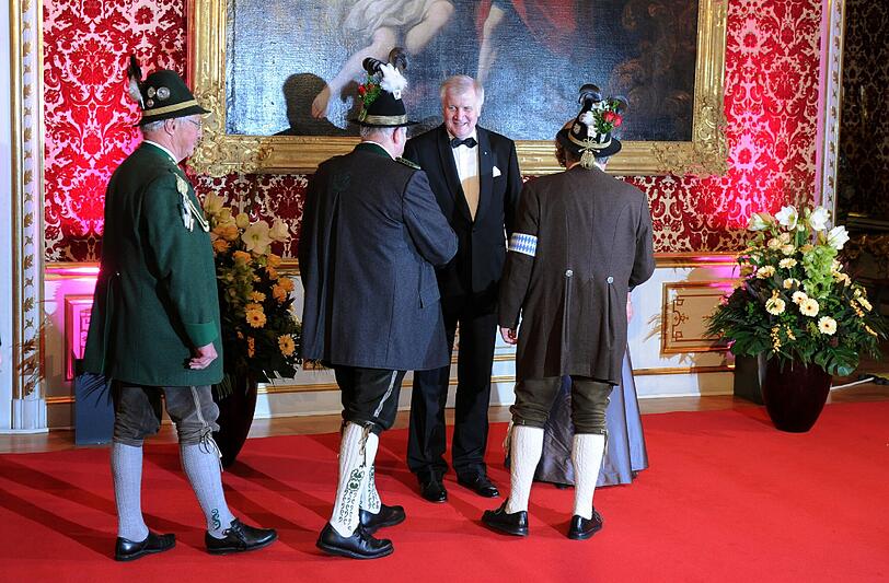 Horst Seehofer und seine Frau Karin begrüßen die Gäste in der Residenz in München.