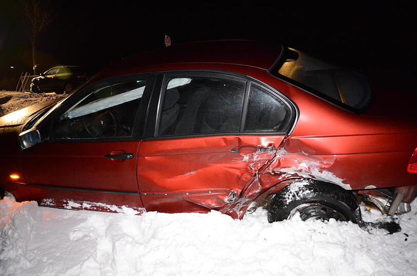 Der Fahrer eines Audis krachte in einen querstehenden BMW. Der wurde in einen angrenzenden Straßengraben geschleudert.
