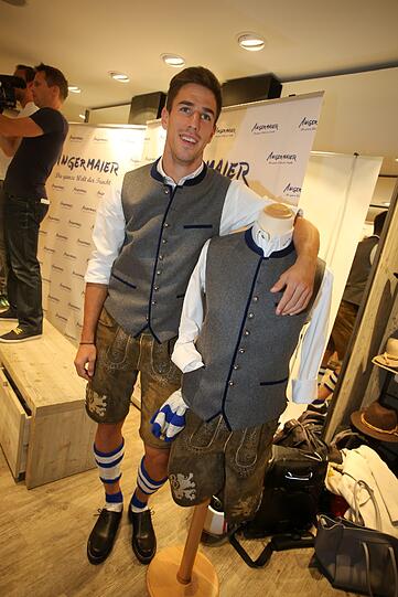 Neues Oktoberfest-Outfit: Die Mannschaft des TSV 1860 bei der Wiesn-Einkleidung beim Trachten-Angermaier.