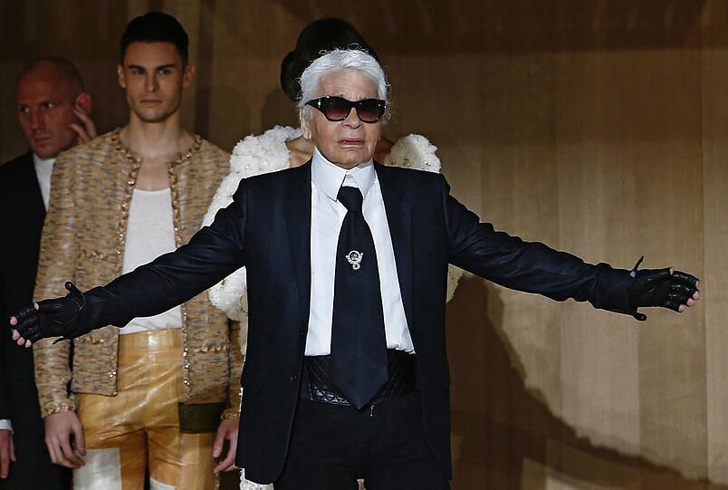 Nach der Show zeigt sich Designer Chanel-Designer Karl Lagerfeld seinen Gästen