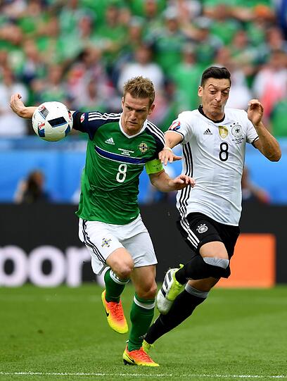 Mesut Özil Note 3: Sofort im Spiel, engagiert, andere Körpersprache. Starker Durchstecker  
auf Müller (7.), mit guter Chance (11.) - traf die Kugel nicht.  
Verbessert. Gute Pässe. Kann's aber noch besser. Für die Uefa dennoch  
&bdquo;Man of the Match&ldquo;.