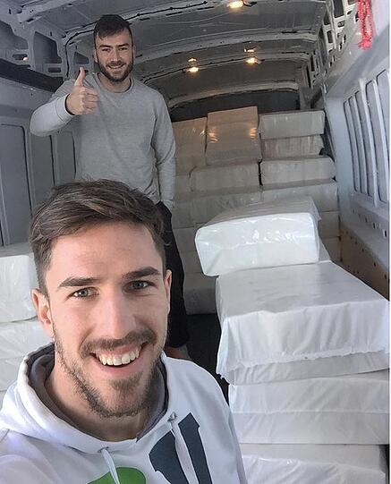 Milos Degenek ist nicht unter die Handwerker gegangen, der Abwehrspieler half lediglich beim Abladen.