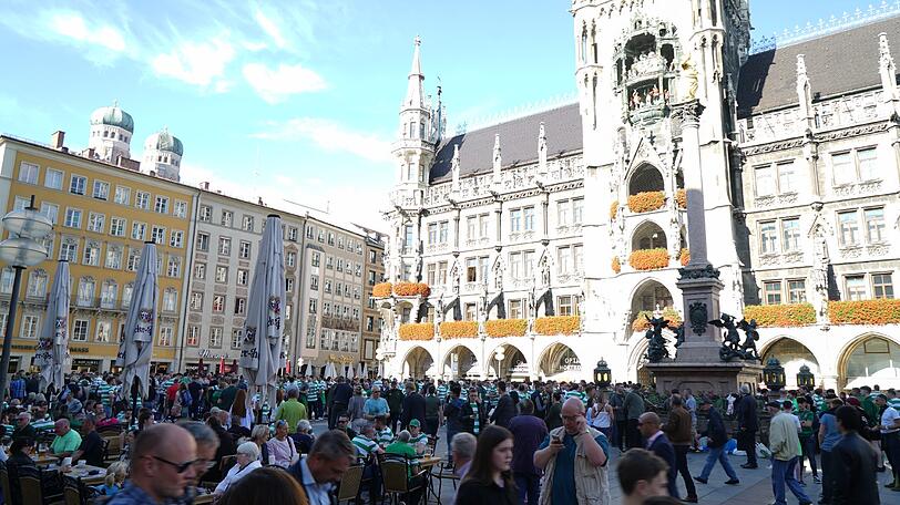 Auf dem Marienplatz feiern bereits die Celtic-Fans.