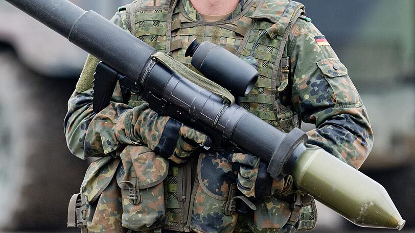 Im Mai letzten Jahres wurde ein junger Soldat bei einer Schießübung durch den Rückstrahl einer Panzerfaust getötet.