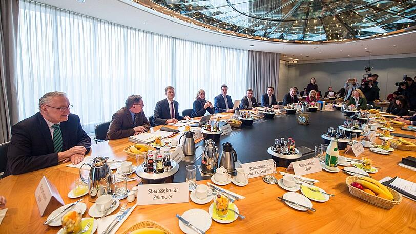 Mitglieder des Kabinetts im Sitzungssaal der Staatskanzlei.