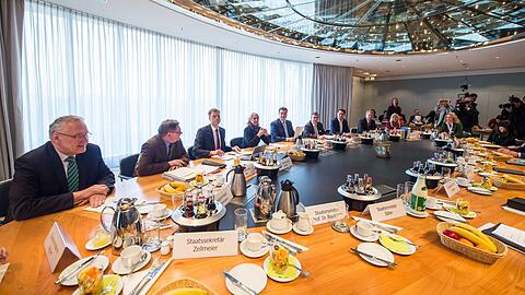 Mitglieder des Kabinetts im Sitzungssaal der Staatskanzlei.