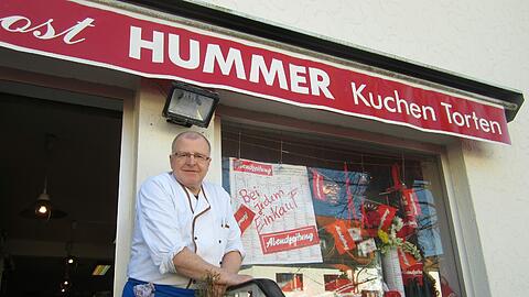 Günther Hummer vor seinem Geschäft...