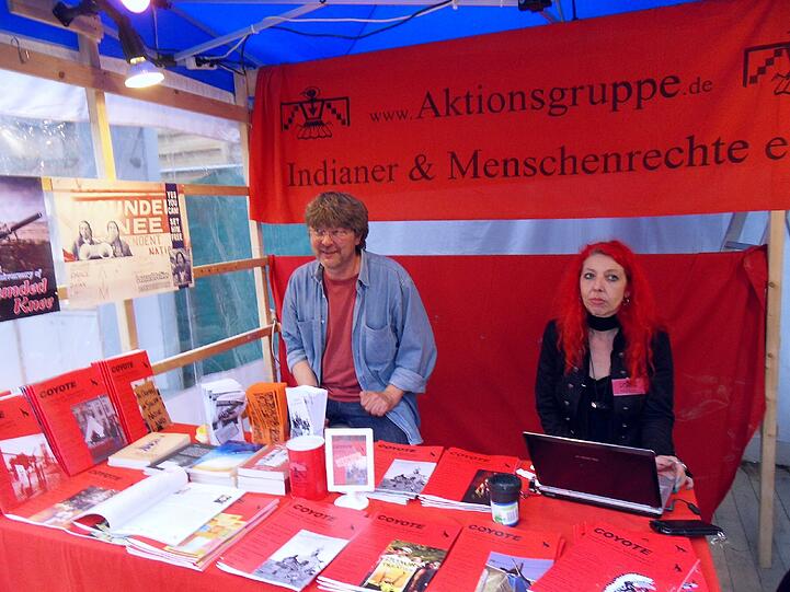 Die Aktionsgruppe Indianer & Menschenrechte ist mit einem Infostand am 26. Juli auf dem Hans-Mielich-Platz.