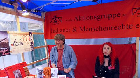 Die Aktionsgruppe Indianer & Menschenrechte ist mit einem Infostand am 26. Juli auf dem Hans-Mielich-Platz.