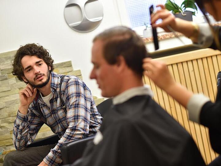 Die beiden Jesus-Darsteller der Oberammergauer Passionsspiele 2020, Rochus Rückel (l) und Frederik Mayet beim Friseur.