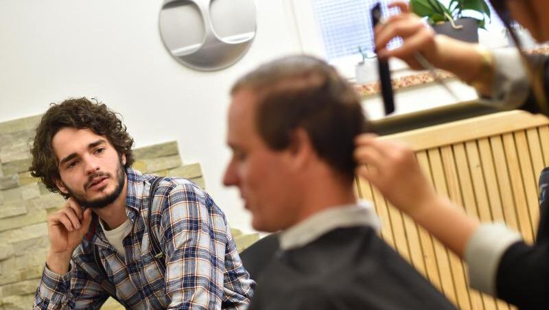 Die beiden Jesus-Darsteller der Oberammergauer Passionsspiele 2020, Rochus Rückel (l) und Frederik Mayet beim Friseur. Die beiden Jesus-Darsteller der Oberammergauer Passionsspiele 2020, Rochus Rückel (l) und Frederik Mayet beim Friseur.