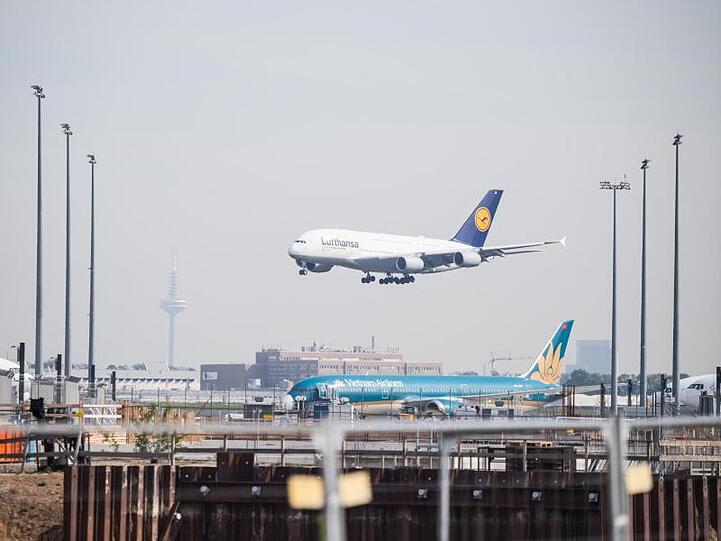 Der Airbus 380 "Berlin" von Lufthansa landet auf dem Flughafen Frankurt.