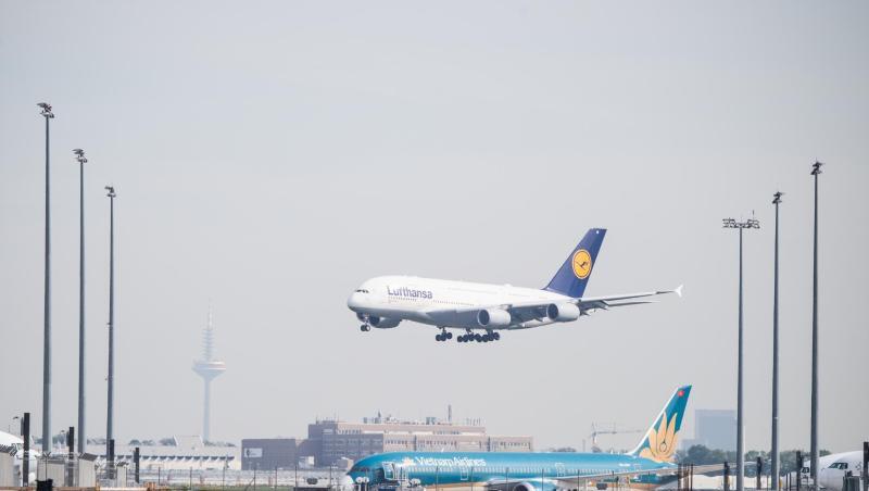 Der Airbus 380 "Berlin" von Lufthansa landet auf dem Flughafen Frankurt.