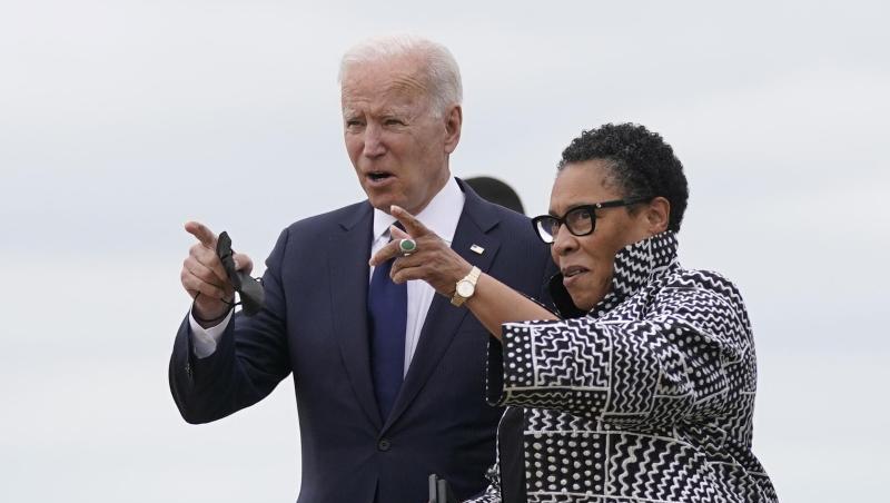 US-Präsident Joe Biden (l) an der Seite von Marcia Fudge, Ministerin für Wohnungsbau und Stadtentwicklung in Oklahoma.