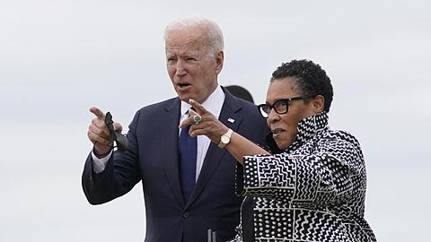 US-Präsident Joe Biden (l) an der Seite von Marcia Fudge, Ministerin für Wohnungsbau und Stadtentwicklung in Oklahoma.