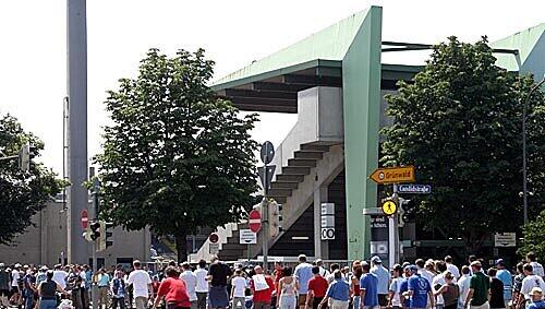 Fans strömen ins alte 60er Stadion. Fans strömen ins alte 60er Stadion.