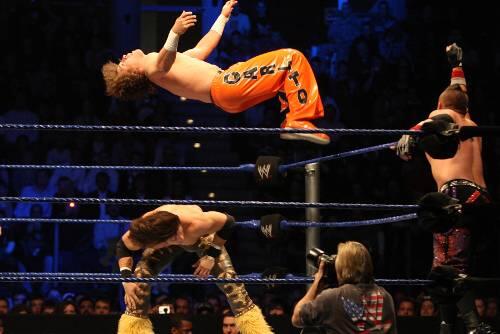 Hier kämpfen Carlito (oben) und Zack Ryder.