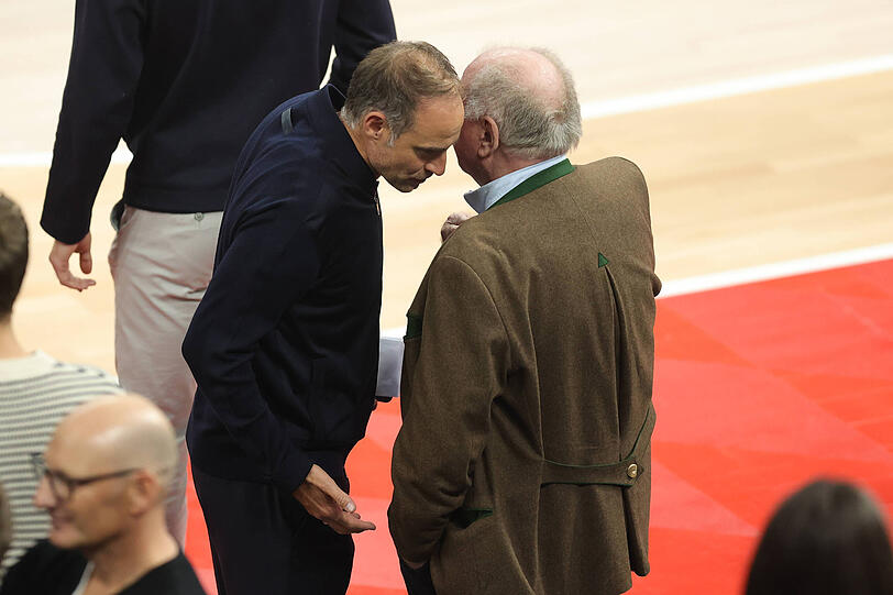 Oliver Mintzlaff und Uli Hoeneß Anfang Oktober beim Spiel der Bayern-Basketballer gegen Real Madrid.