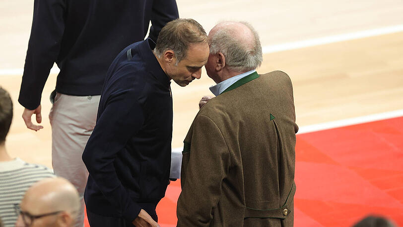 Oliver Mintzlaff und Uli Hoeneß Anfang Oktober beim Spiel der Bayern-Basketballer gegen Real Madrid. Oliver Mintzlaff und Uli Hoeneß Anfang Oktober beim Spiel der Bayern-Basketballer gegen Real Madrid.