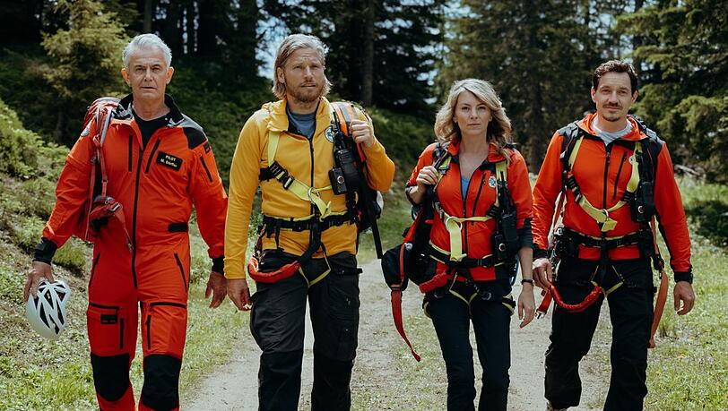"Die Bergretter: Abschiedsschmerz": Die Bergretter Markus (Sebastian Ströbel, 2.v.l.), Katharina (Luise Bähr), Tobi (Markus Brandl, r.) und Michi (Robert Lohr, l.) sind auf der Suche nach der Vermissten.