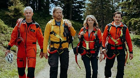 "Die Bergretter: Abschiedsschmerz": Die Bergretter Markus (Sebastian Ströbel, 2.v.l.), Katharina (Luise Bähr), Tobi (Markus Brandl, r.) und Michi (Robert Lohr, l.) sind auf der Suche nach der Vermissten.