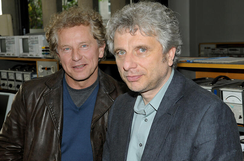 Miroslav Nemec (l.) und Udo Wachtveitl am Rande der Dreharbeiten zum &bdquo;Tatort&ldquo;-Krimi &bdquo;Liebeswirren&ldquo;.