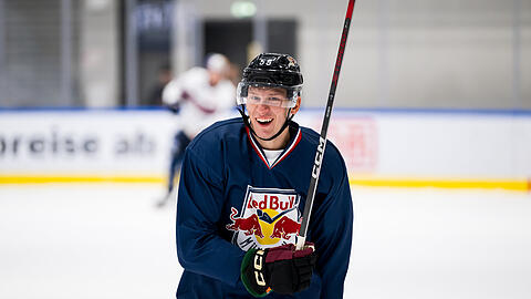 Ein Bild, das bald wieder dauerhaft aktuell sein wird? Der Ex-M&uuml;nchner Maksymilian Szuber im EHC-Trainingstrikot im Sommer 2025.