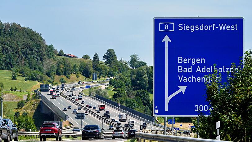 Der betroffene Abschnitt der A8 ist nur vierspurig und meist ohne Seitenstreifen. Der betroffene Abschnitt der A8 ist nur vierspurig und meist ohne Seitenstreifen.
