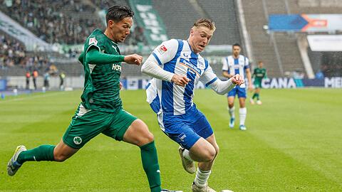 Hertha BSC musste gegen Greuther F&uuml;rth wie hier Verteidiger Julian Eitschberger (r.) hart arbeiten.