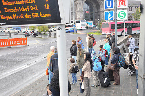 &bdquo;Wegen Streik der GDL kommen die Busse später&ldquo;, vermeldete die VAG via Hinweistafel. Zum Teil dauerte es bis zu 20 Minuten.