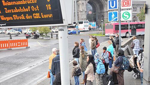 &bdquo;Wegen Streik der GDL kommen die Busse später&ldquo;, vermeldete die VAG via Hinweistafel. Zum Teil dauerte es bis zu 20 Minuten.