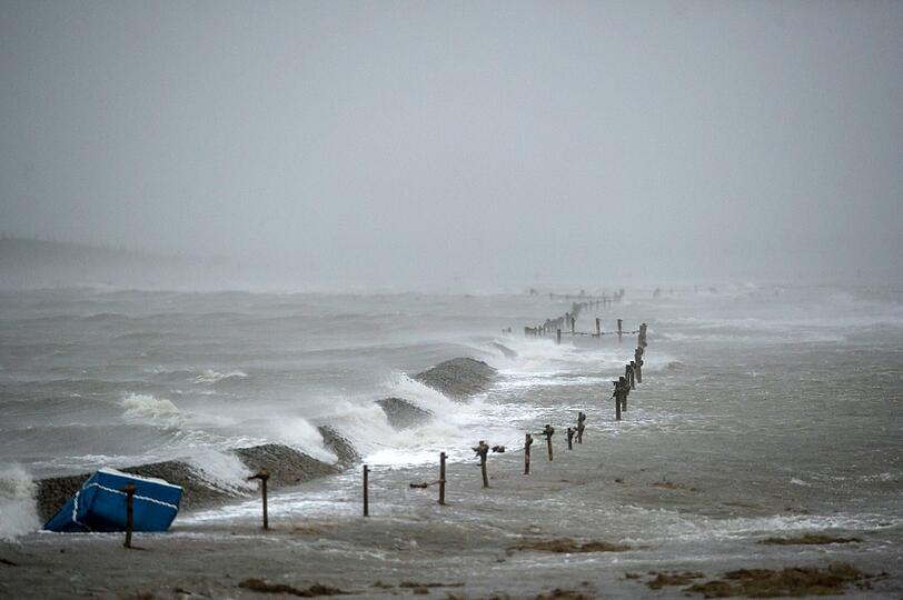 Ein Deich wird auf der größten nordfriesischen Hallig Langeneß (Schleswig-Holstein)während des Orkans überspült