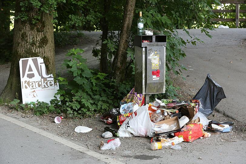 Übliche Bilder, die man im Sommer an der Isar oder in Münchner Parks sieht: Der Müll wird nach einem Grillabend einfach liegen gelassen. Eine Gefahr für Mensch, Tier und Natur.
