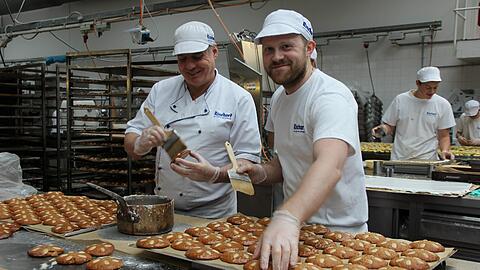 Marc Rühle (l.) und Christian Wörle (beide Konditormeister) bestreichen Elisenlebkuchen mit einer speziellen
Zuckermischung, die vorher eingekocht wurde. So glänzen die Lebkuchen und werden nicht trüb.
