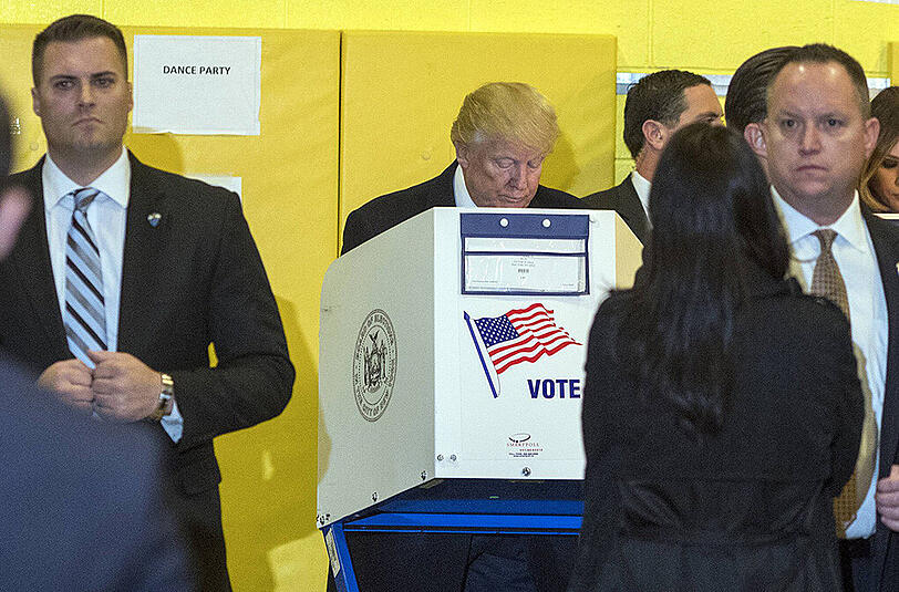 Donald Trump gibt in New York seine Stimme ab.
