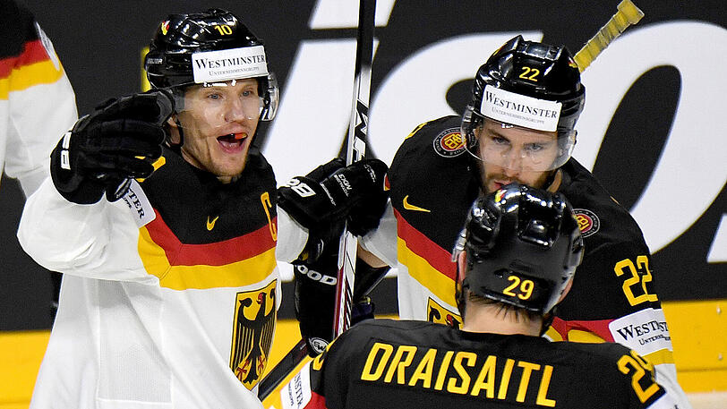 Kapitän Christian Ehrhoff (l.) bedankt sich bei Leon Draisaitl für die Vorlage zum 1:0. Am Ende gewinnt Deutschland 4:1 gegen Italien.