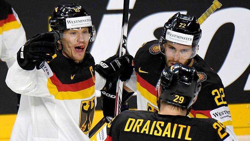 Kapitän Christian Ehrhoff (l.) bedankt sich bei Leon Draisaitl für die Vorlage zum 1:0. Am Ende gewinnt Deutschland 4:1 gegen Italien. Kapitän Christian Ehrhoff (l.) bedankt sich bei Leon Draisaitl für die Vorlage zum 1:0. Am Ende gewinnt Deutschland 4:1 gegen Italien.