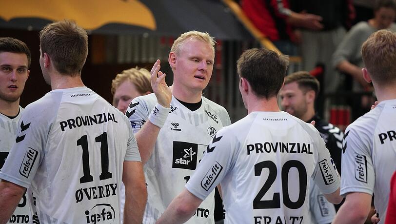 Kiels Patrick Wiencek (M) klatscht nach Spielende mit seinen Mitspielern ab.