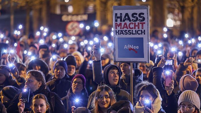 Mit Plakaten und Sprechchören haben am Dienstagabend rund 1600 Menschen auf dem Marktplatz in Schwerin gegen die AfD und Rechtsextremismus demonstriert.
