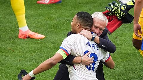 Kylian Mbappé riss sich nach dem Spiel die Maske vom Gesicht und jubelte mir Trainer Didier Deschamps.