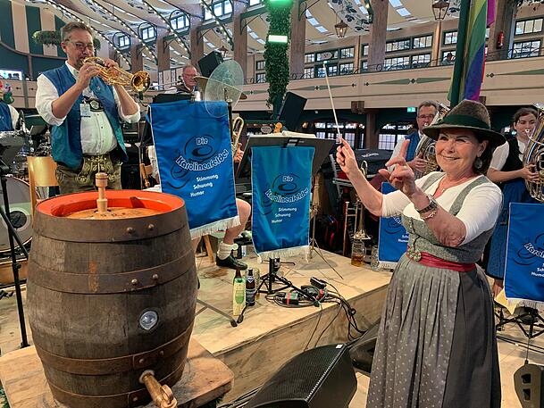 Wer Geburtstag und Glück hat, der bekommt in der Bräurosl ein Ständchen und darf sogar die Kapelle dirigieren. Wer Geburtstag und Glück hat, der bekommt in der Bräurosl ein Ständchen und darf sogar die Kapelle dirigieren.