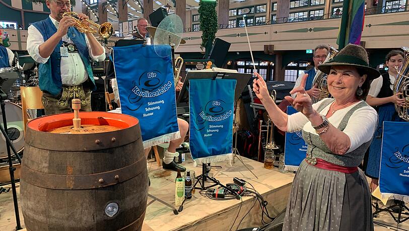 Wer Geburtstag und Glück hat, der bekommt in der Bräurosl ein Ständchen und darf sogar die Kapelle dirigieren. Wer Geburtstag und Glück hat, der bekommt in der Bräurosl ein Ständchen und darf sogar die Kapelle dirigieren.