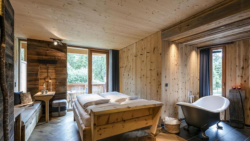 Eleganter Alpen-Chic: Die Zimmer und Suiten sind mit Zirbenholz, Leinen und Filz gestaltet.